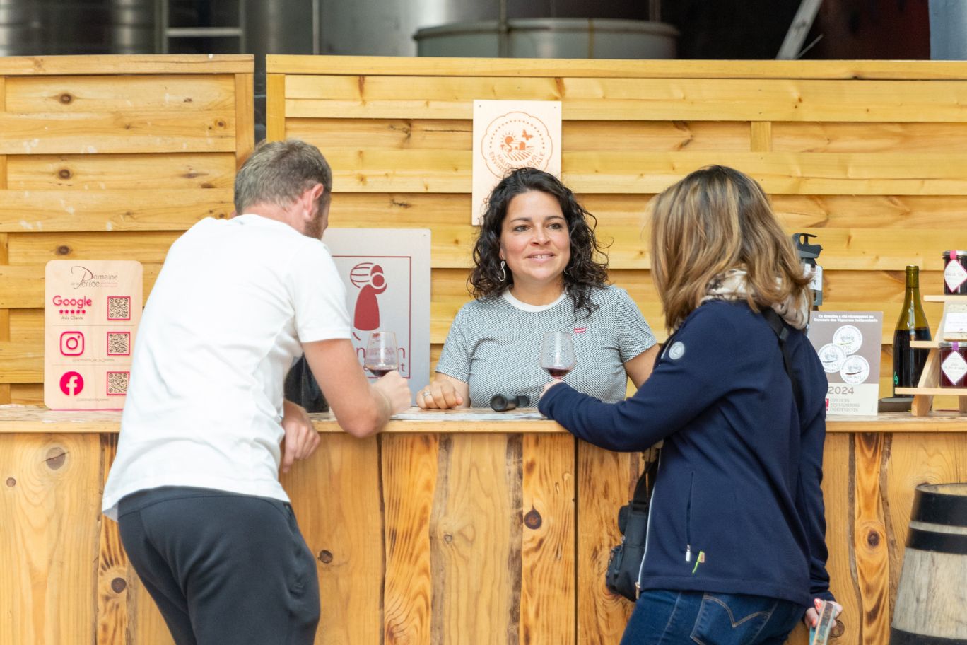 domaine-de-la-perree-saint-nicolas-de-bourgueil-vins-dégustation-de-vin-rouge-val-de-loire Box dégustation | personnes dégustant du vin
