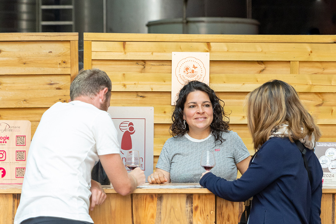 Couple sur vélos avec panier de pic nic