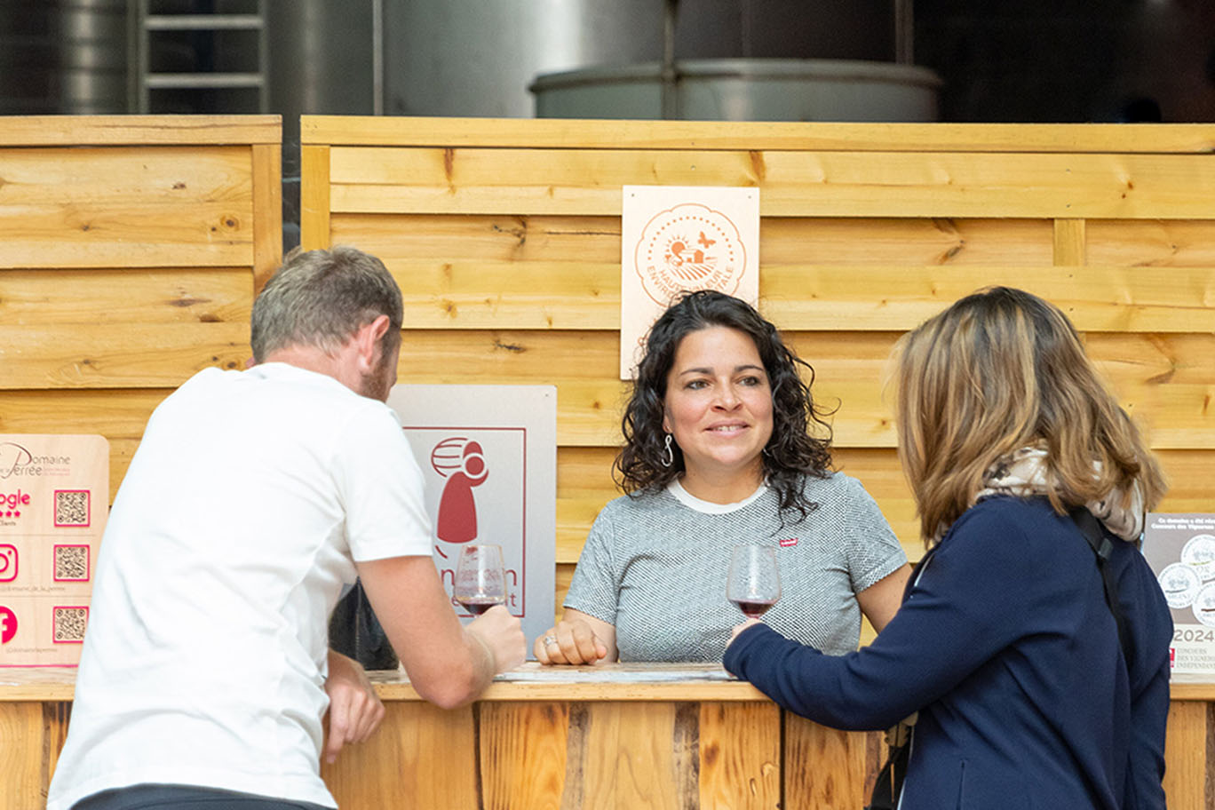 Box dégustation | personnes dégustant du vin