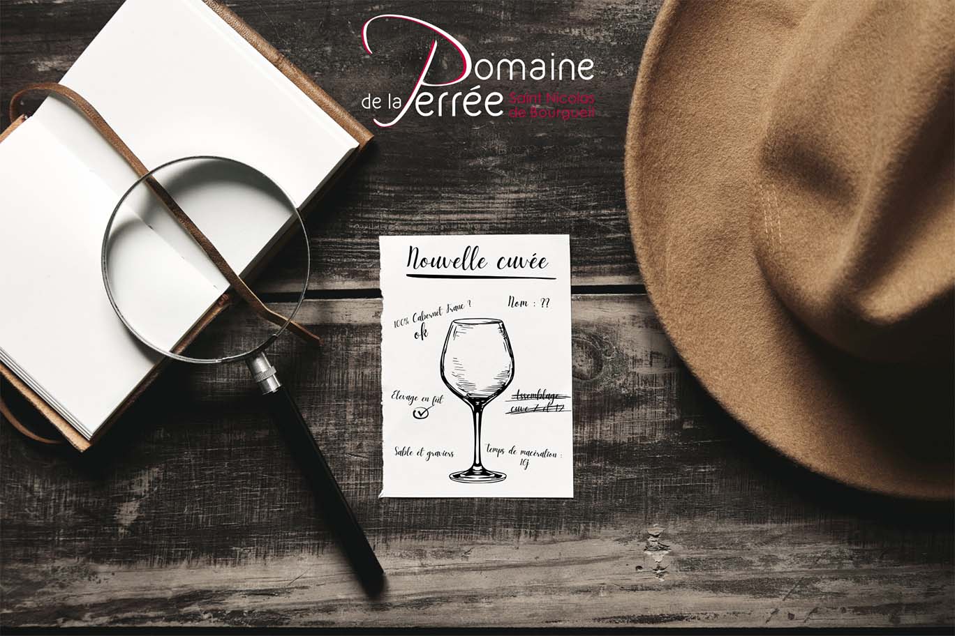 chapeau et carnet de détective